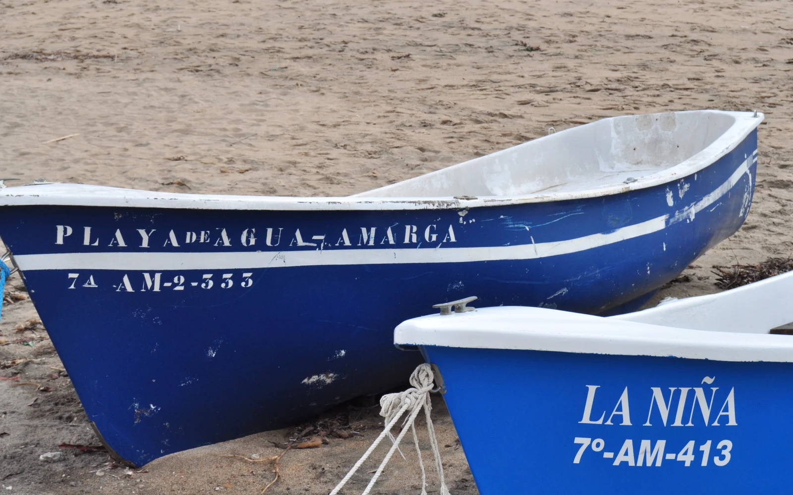 Bahía y casas blancas de Agua Amarga a primera hora