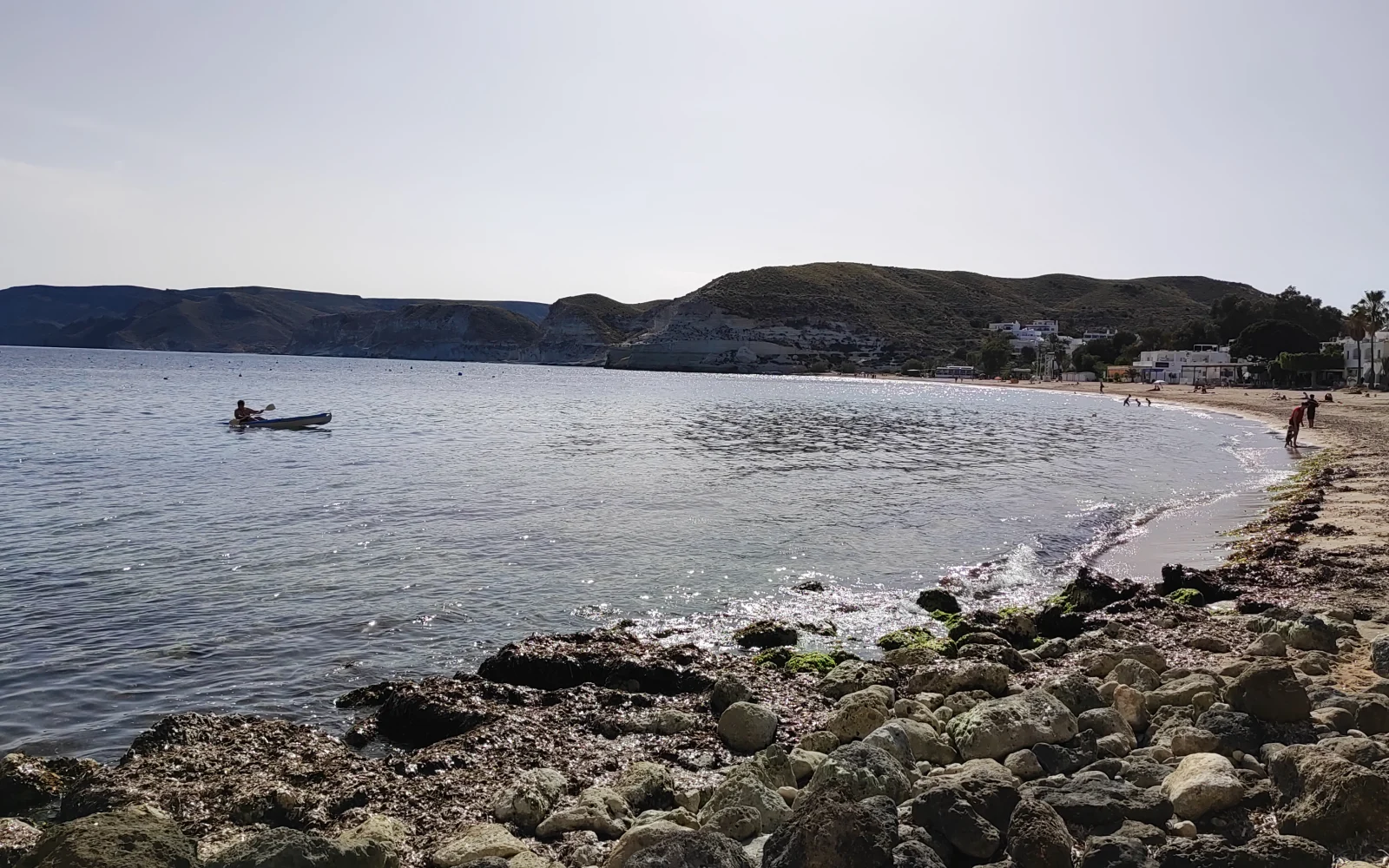 Playa urbana de Agua Amarga y el pueblo junto al mar