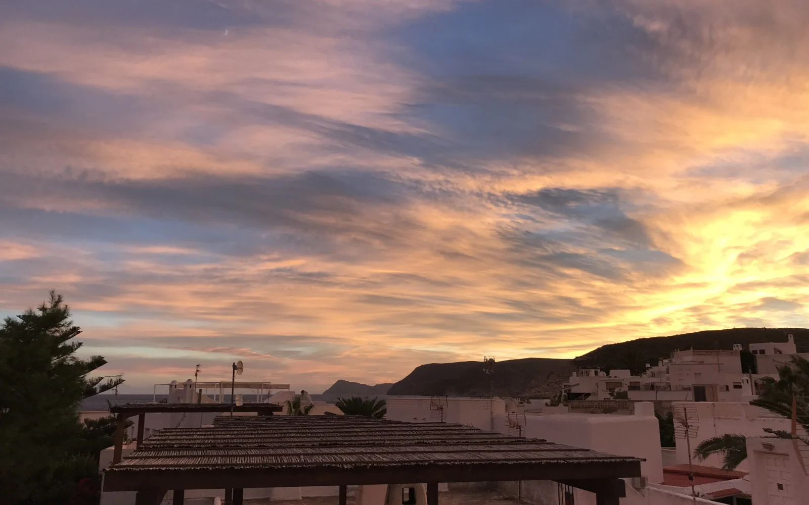 Agua Amarga bajo la luz suave del final de la tarde