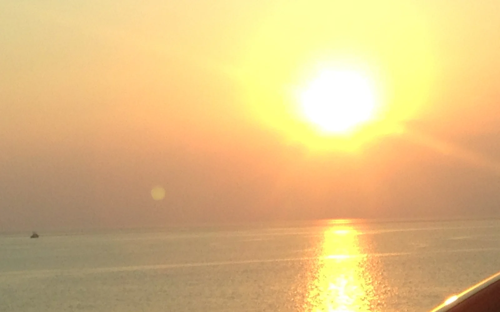 Atardecer dorado sobre el mar de Cabo de Gata