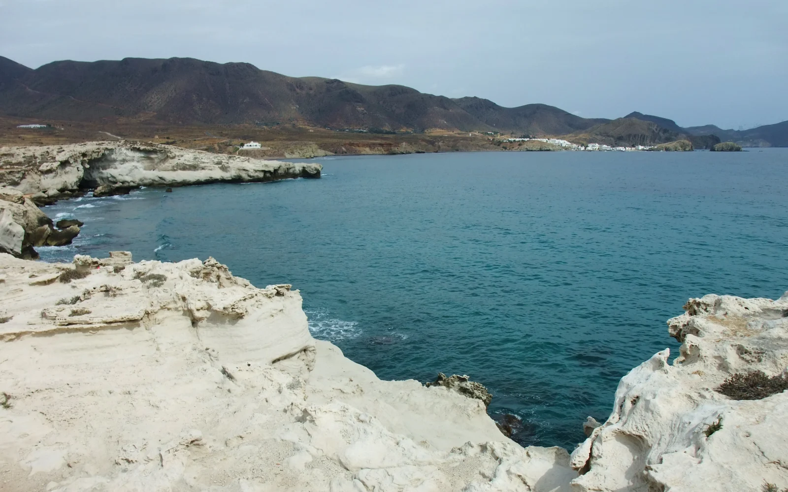 Costa de Los Escullos bajo la luz de primera hora