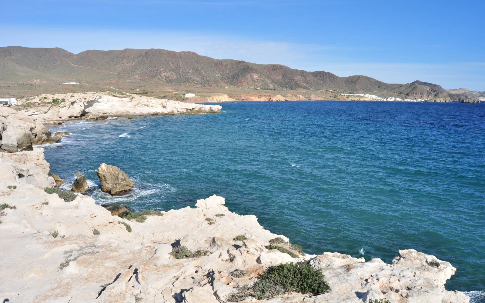 Playa, roca y costa de Los Escullos