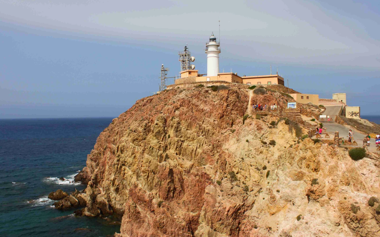 Faro de Cabo de Gata sobre el acantilado