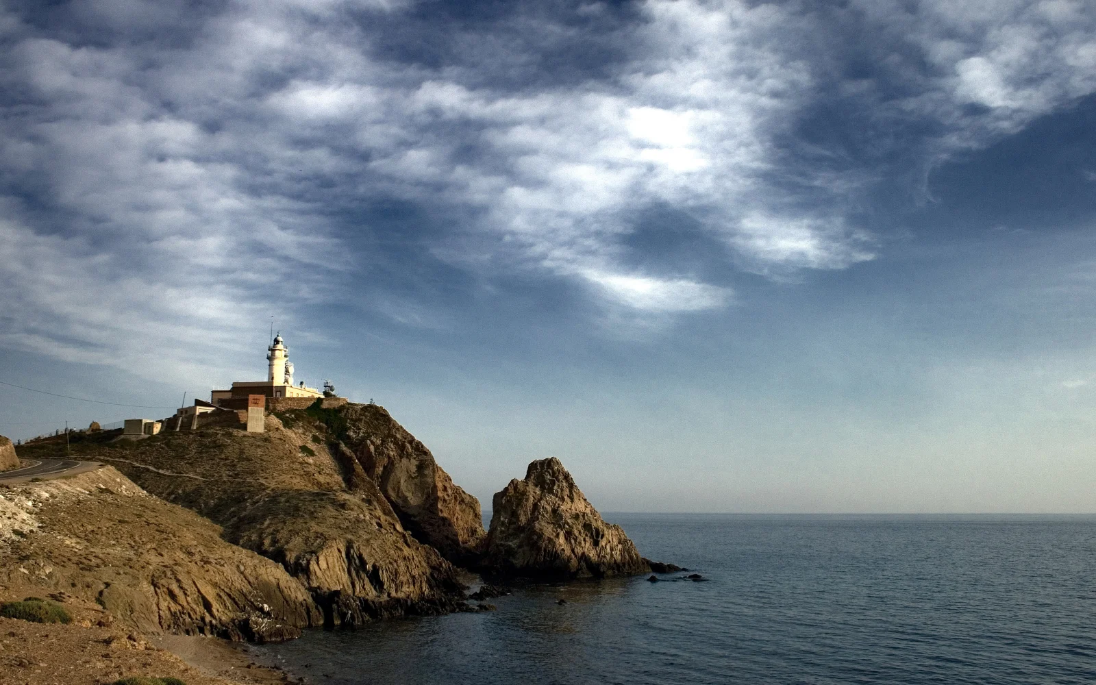 Faro de Cabo de Gata bajo nubes y luz lateral
