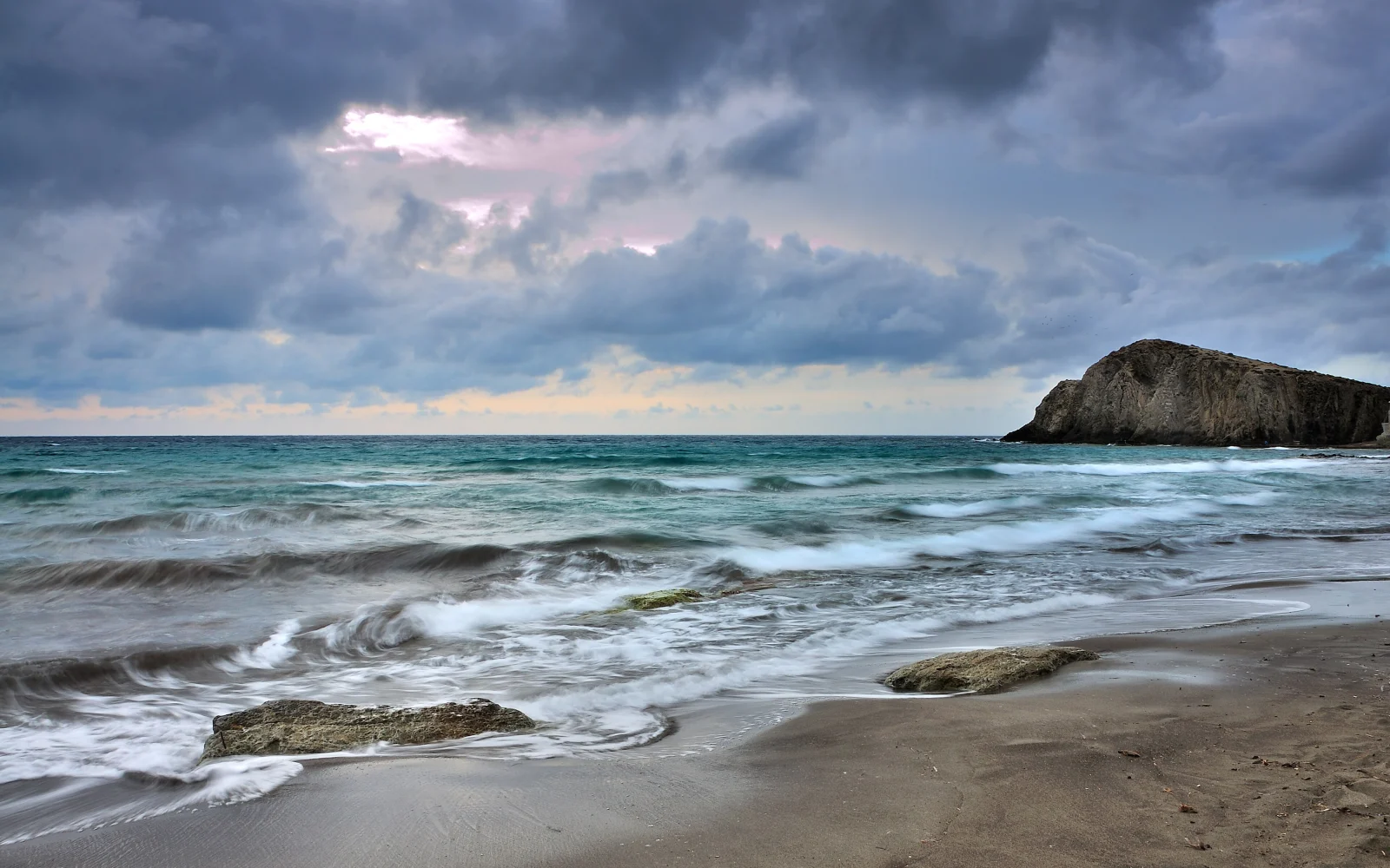 La Isleta del Moro a primera hora con los peñones y el mar