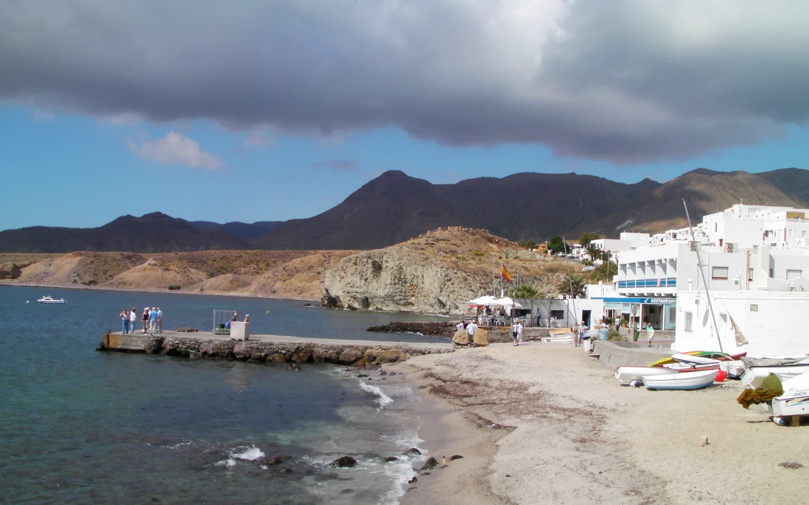 Playa y núcleo de La Isleta del Moro