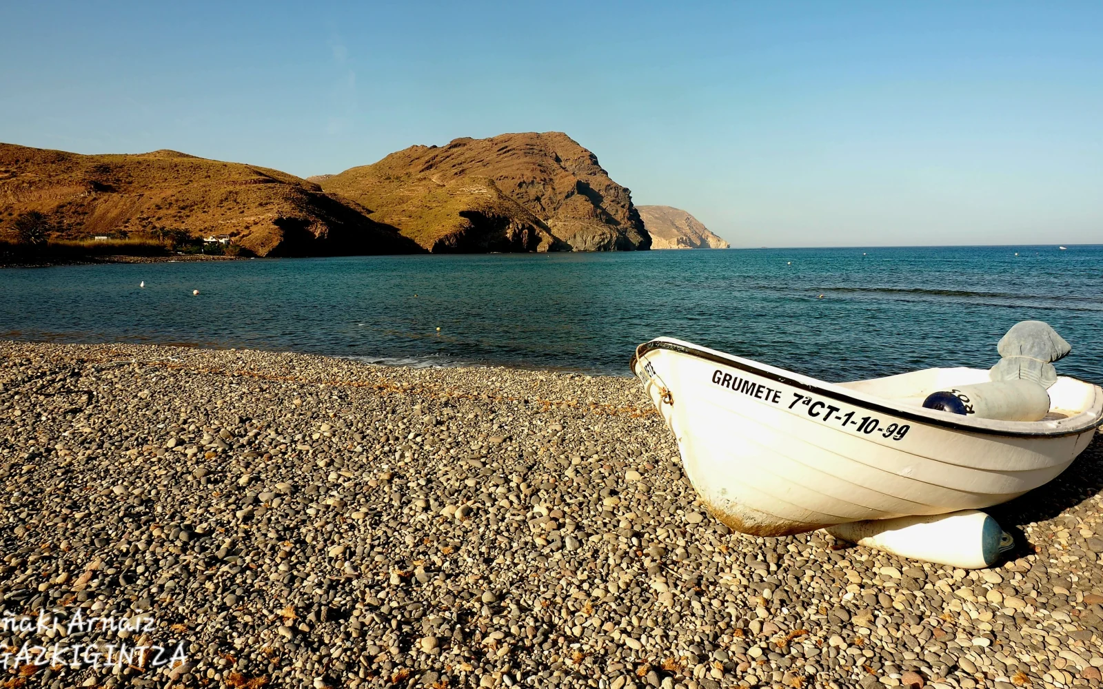 Playa de Las Negras con sus barcas y el perfil de Cerro Negro