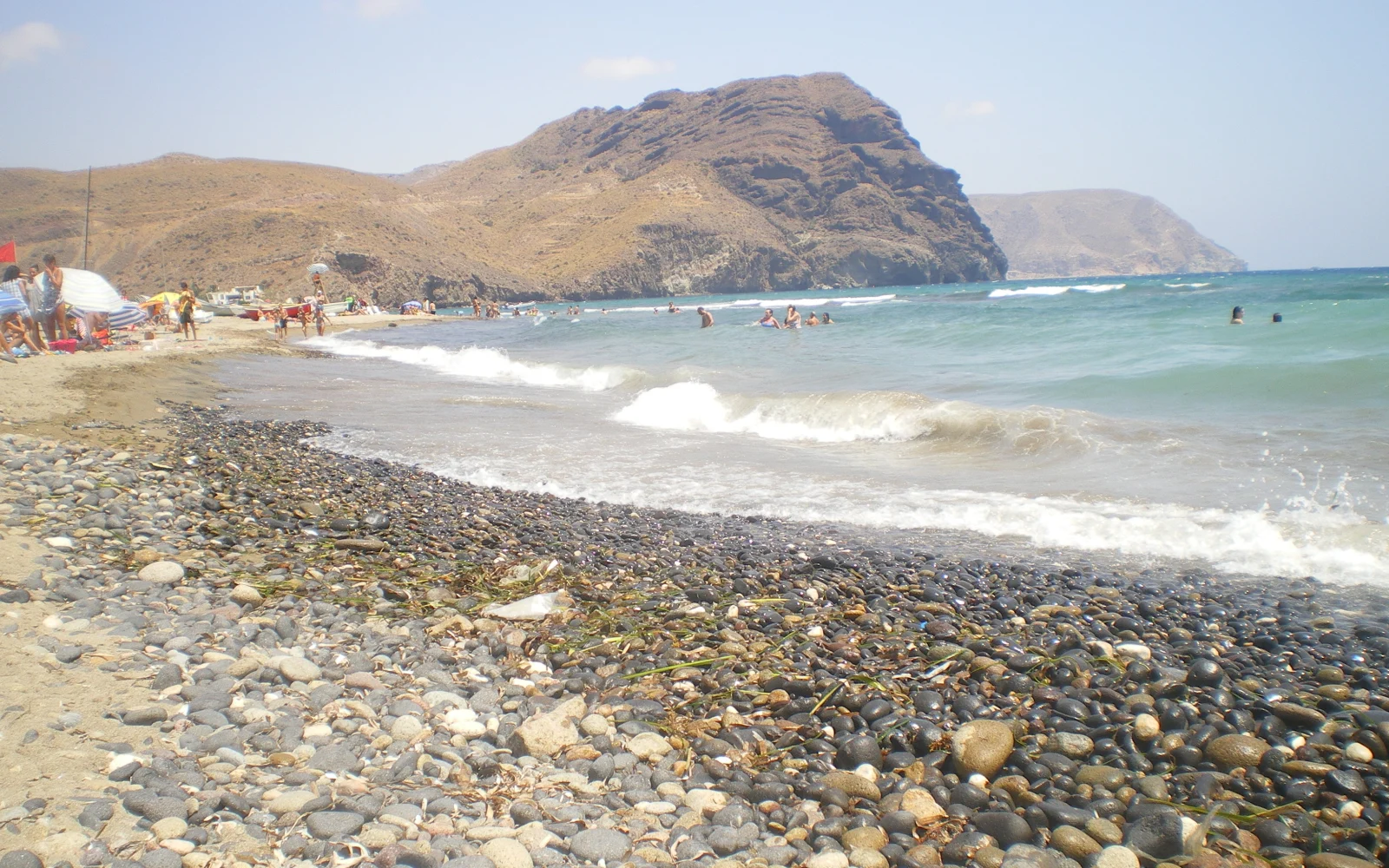 Playa urbana y bahía de Las Negras