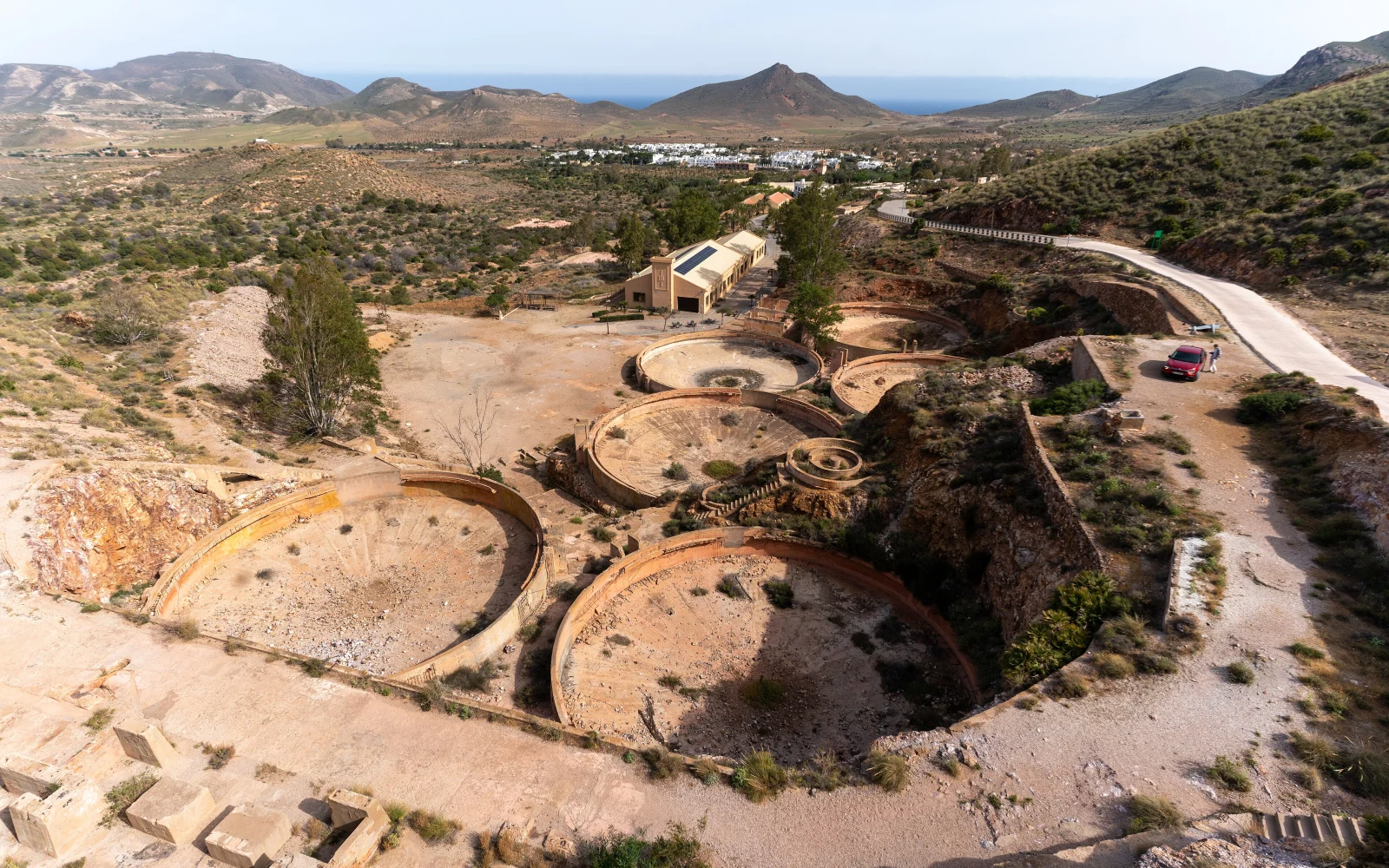 Vista general de los depósitos de lixiviación de las minas de Rodalquilar