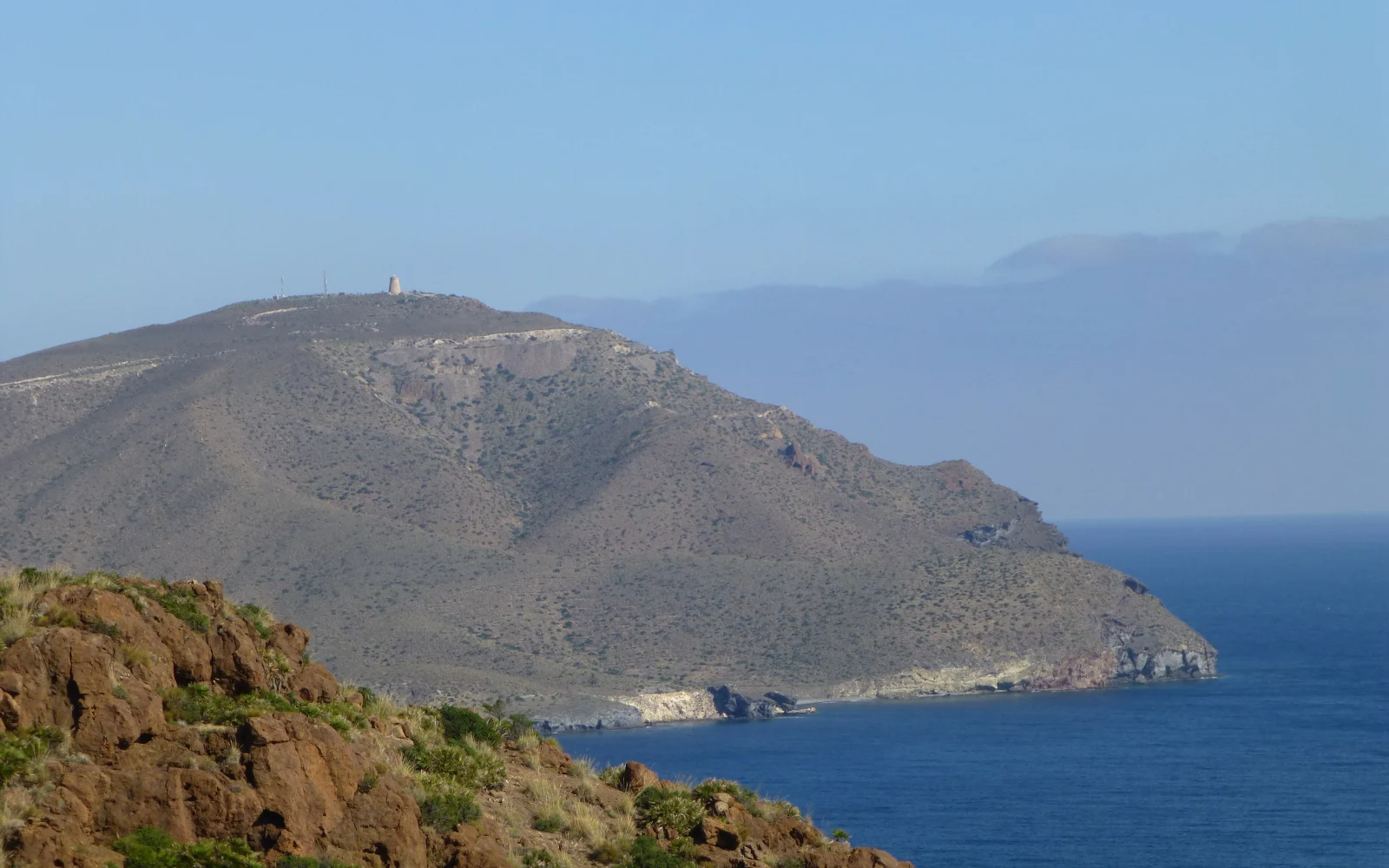 Cerro de los Lobos y costa volcánica vistos desde el Mirador de la Amatista