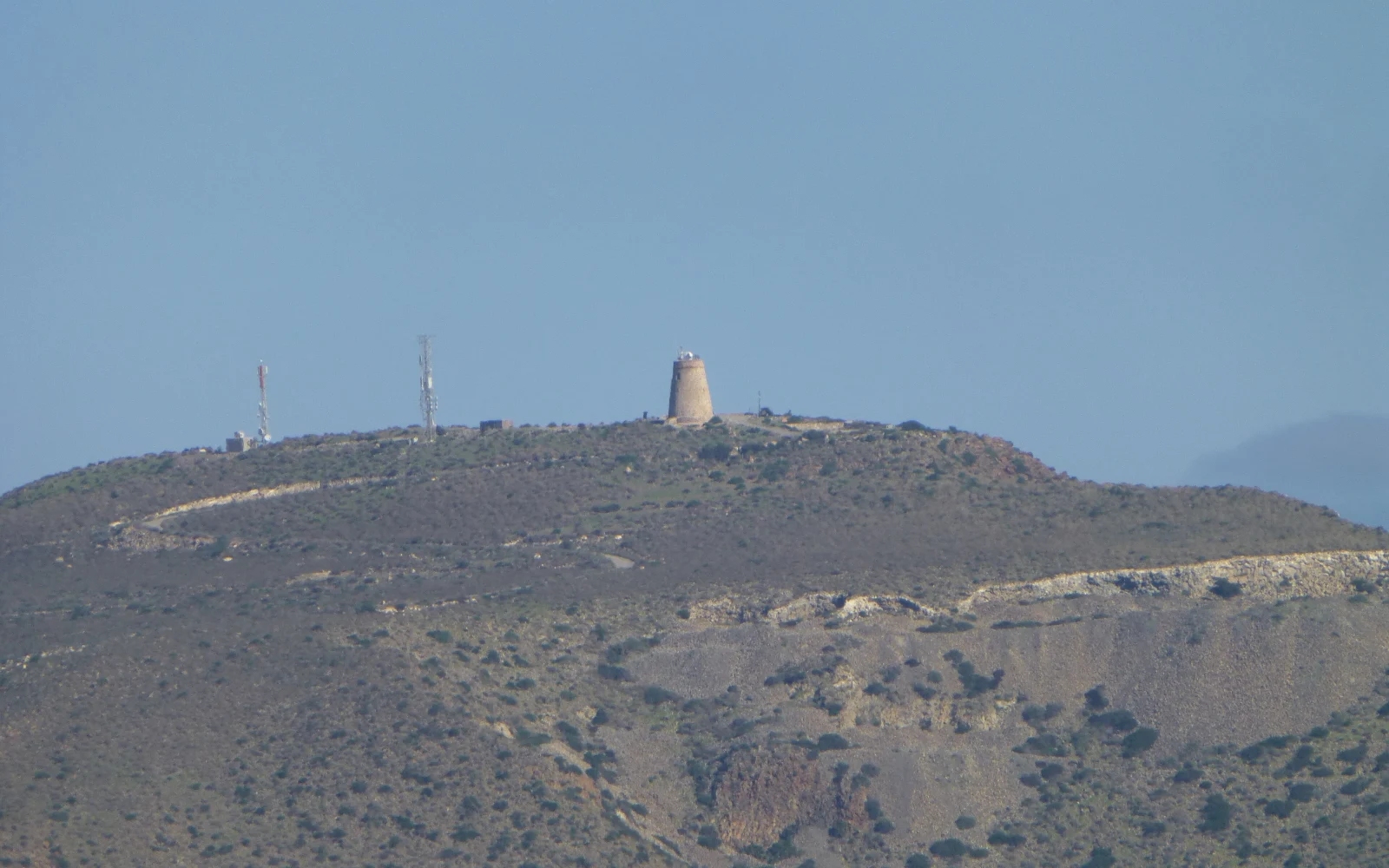 Torre de los Lobos y faro de la Polacra vistos desde el Mirador de la Amatista
