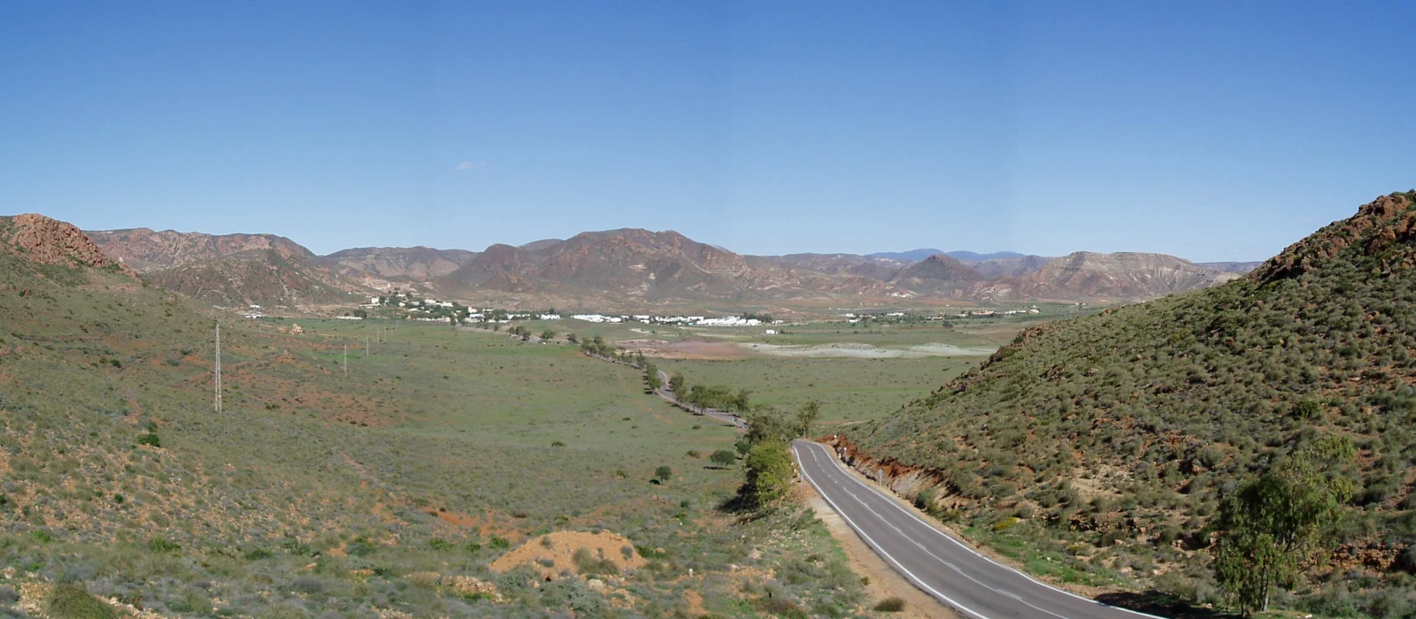 Panorámica del valle de Rodalquilar desde el puerto próximo al Mirador de la Amatista