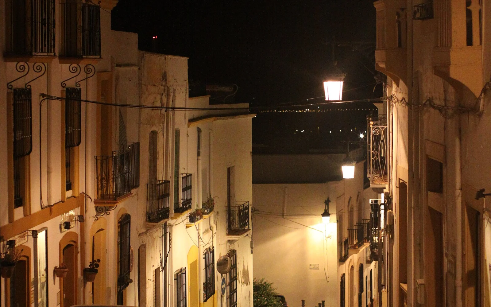Calle blanca de Níjar al caer la tarde