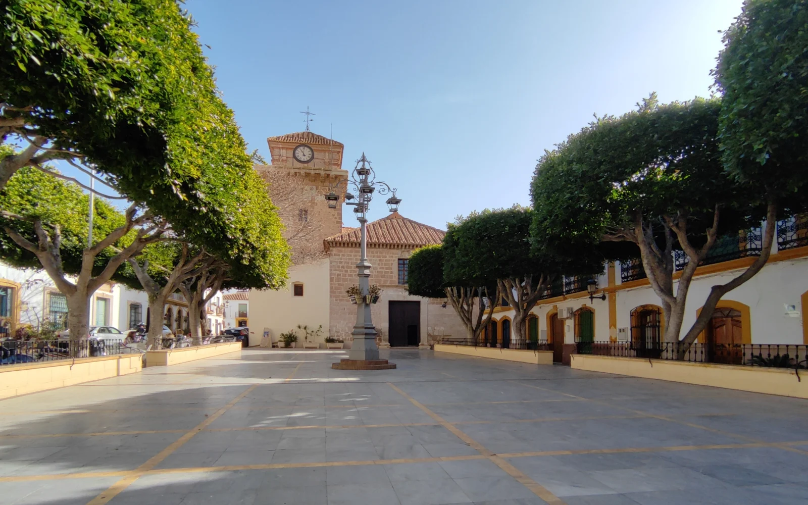 Plaza La Glorieta e iglesia de la Anunciación de Níjar
