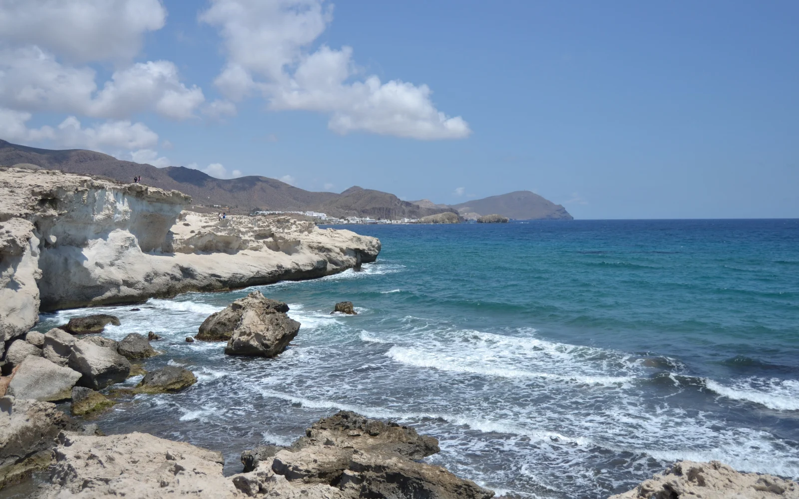 Playa de Los Escullos con la costa volcánica junto al mar