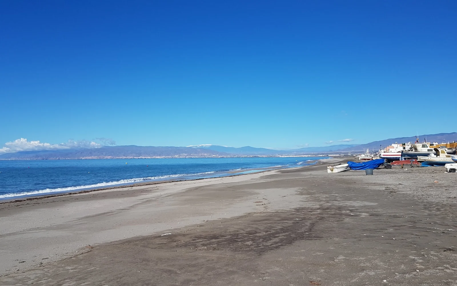 Playa y núcleo de Cabo de Gata como referencia para planificar una salida con mascota