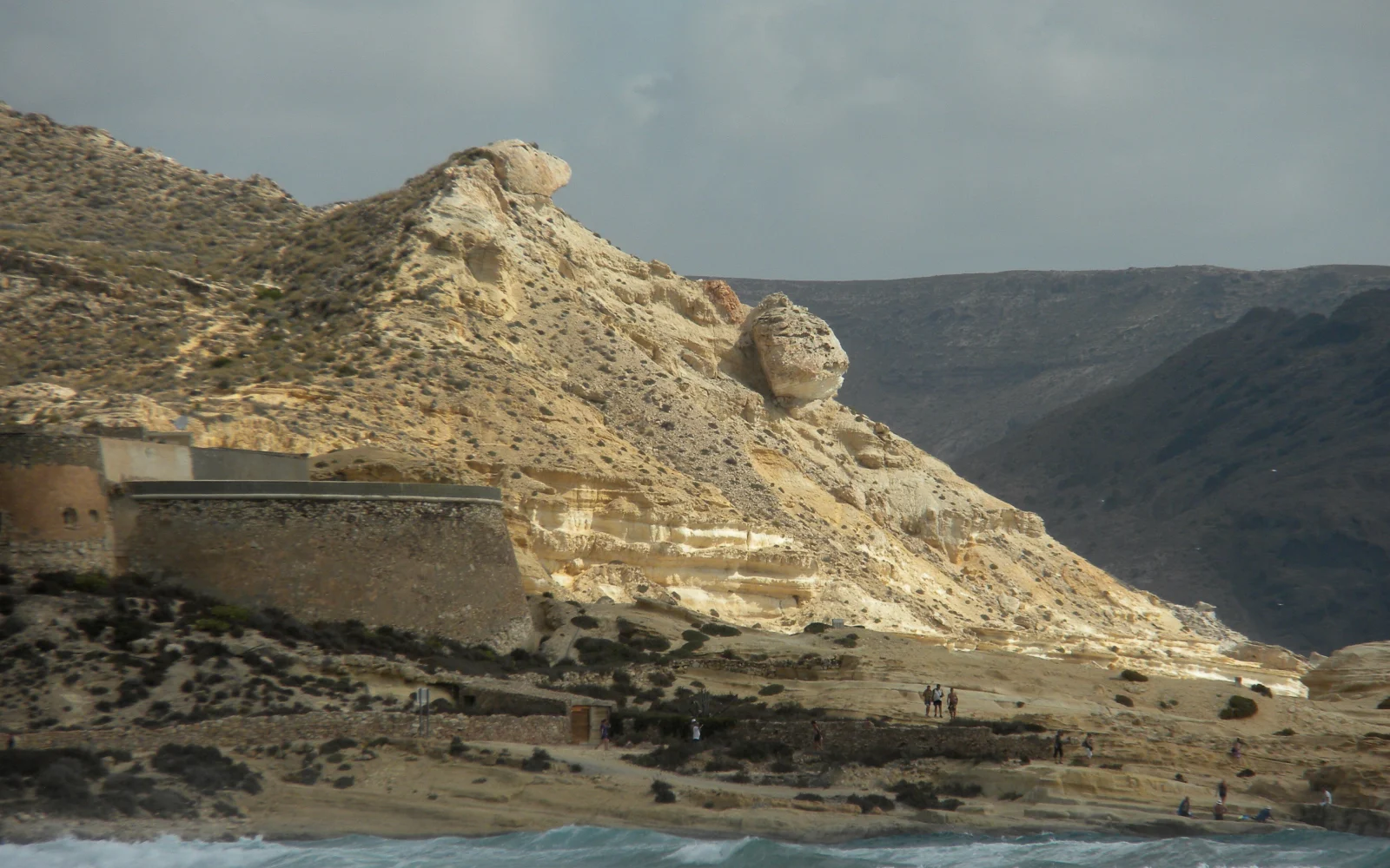 El Playazo de Rodalquilar con el Castillo de San Ramón junto al mar