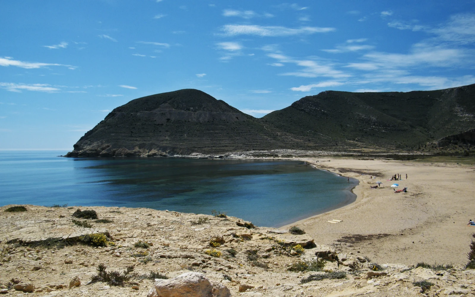 El Playazo de Rodalquilar entre La Molata y el Castillo de San Ramón