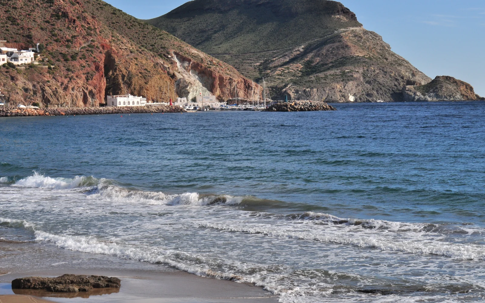 Puerto deportivo de San José y sus embarcaciones