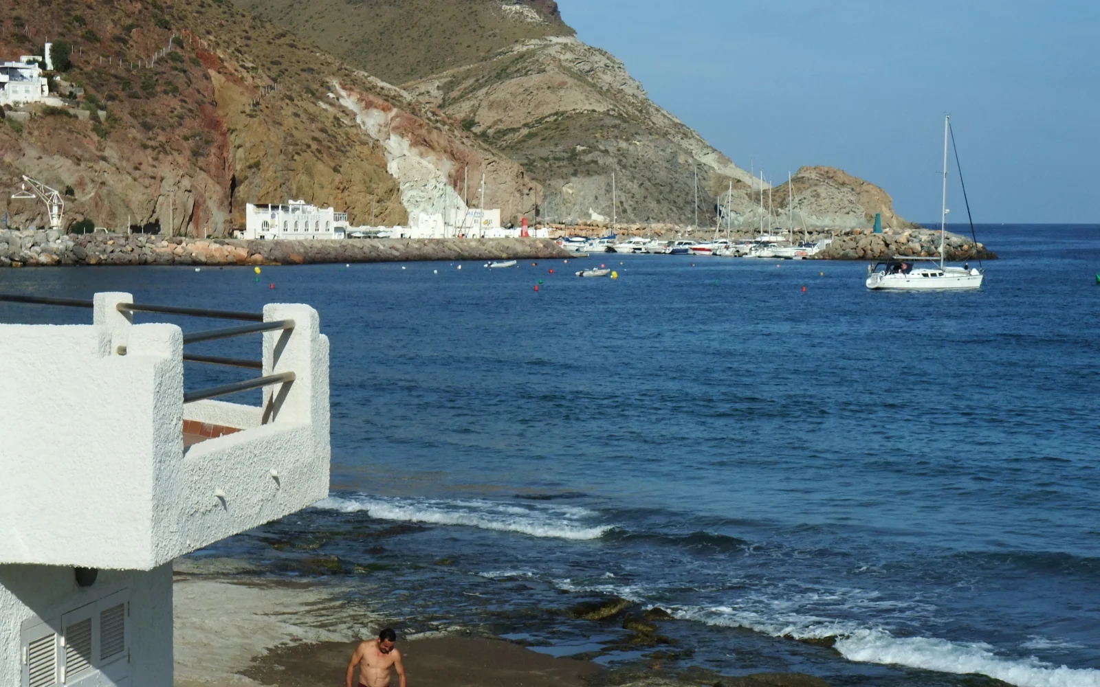 Puerto deportivo de San José con embarcaciones y paseo marítimo