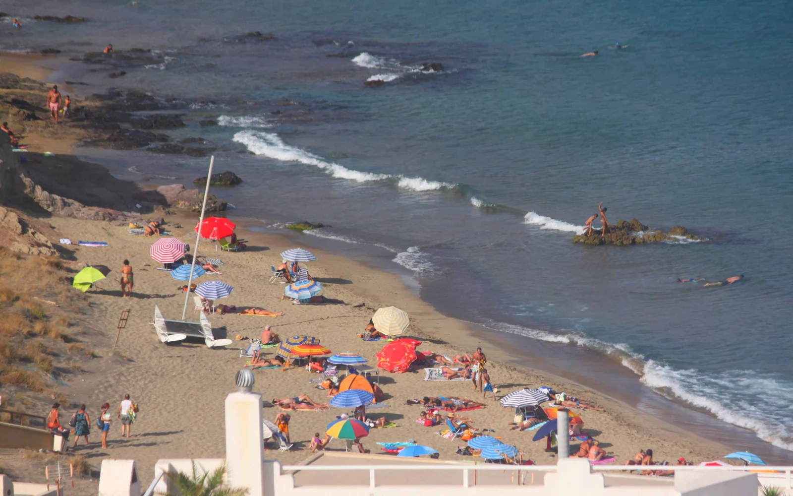Playa de La Calilla junto a San José