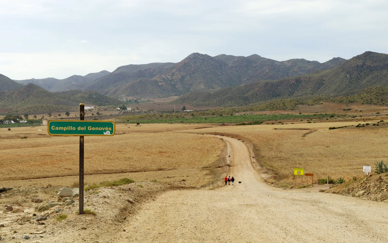 Camino peatonal en el paisaje de Cabo de Gata-Níjar