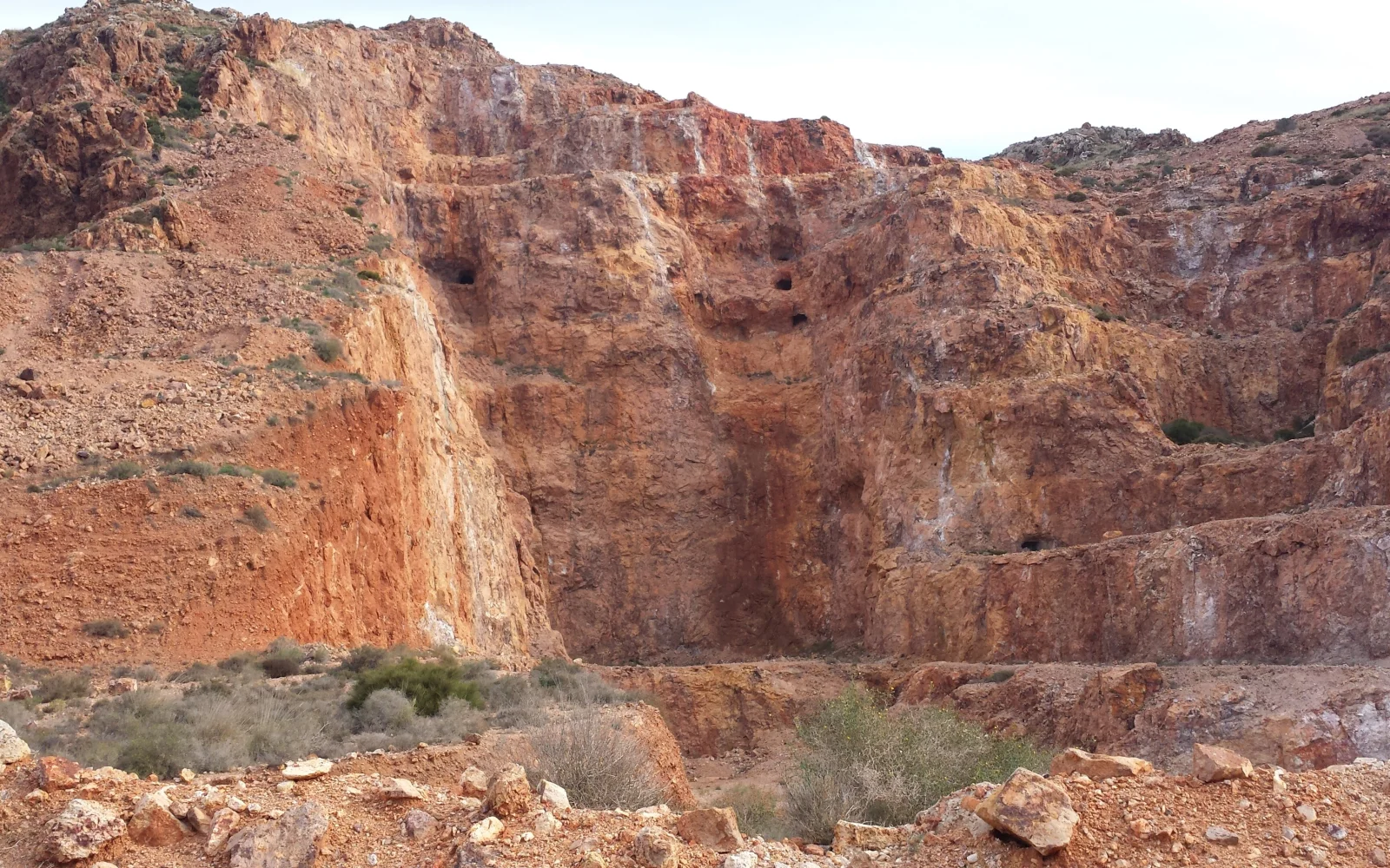 Canteras auríferas y relieve del Cerro del Cinto en Rodalquilar