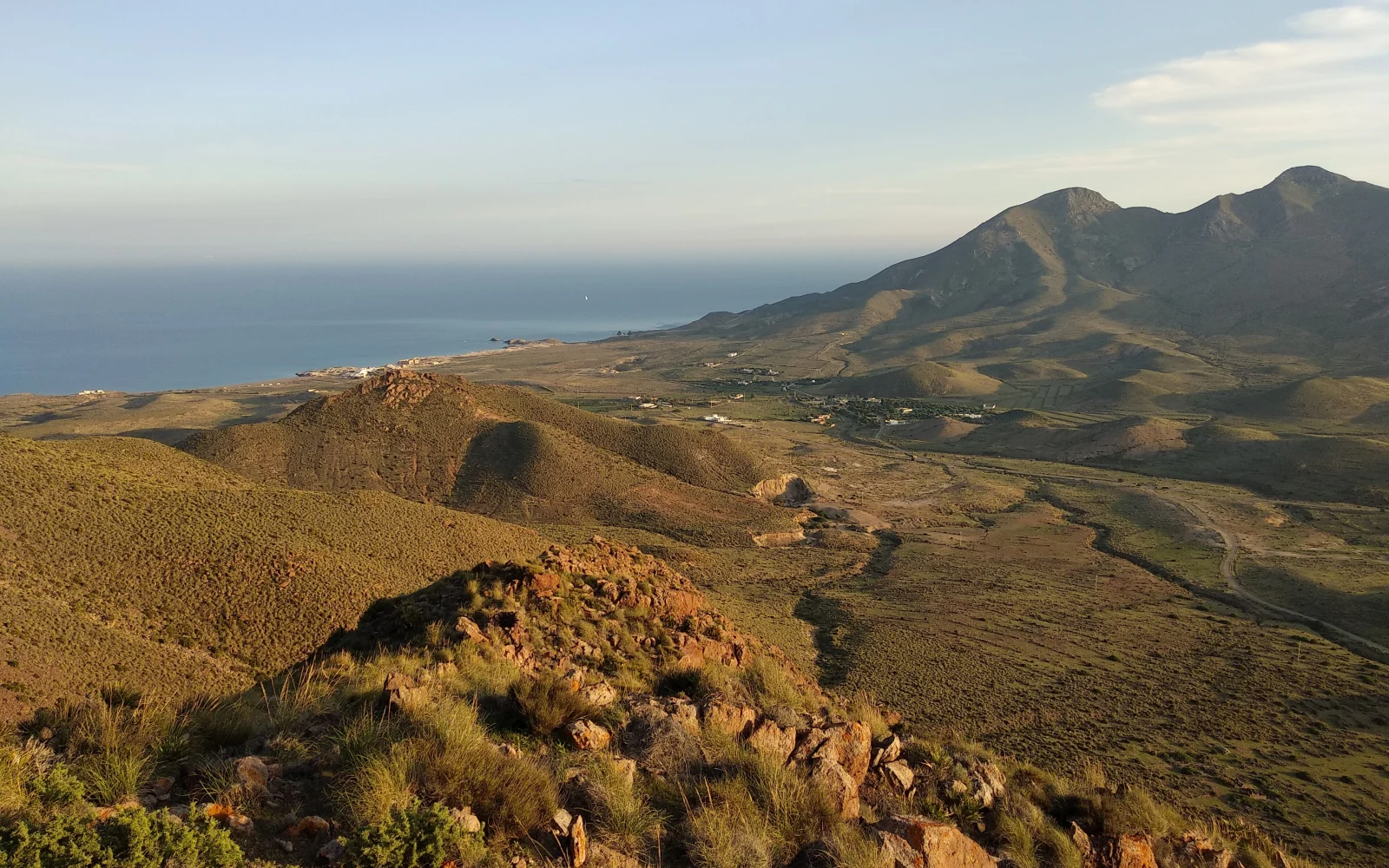 Costa de Los Escullos y relieve de los Frailes vistos desde Majada Redonda