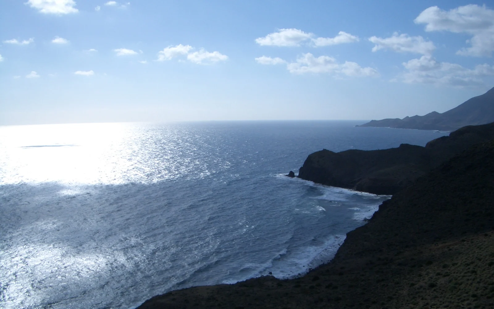 Playa de Las Negras con barcas y el perfil de Cerro Negro