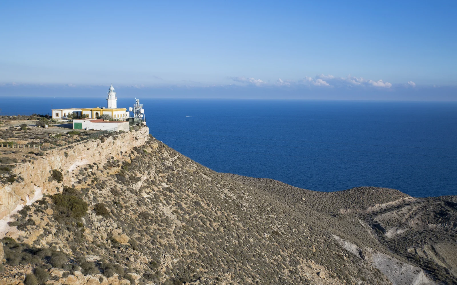Faro de Mesa Roldán con el Mediterráneo al fondo