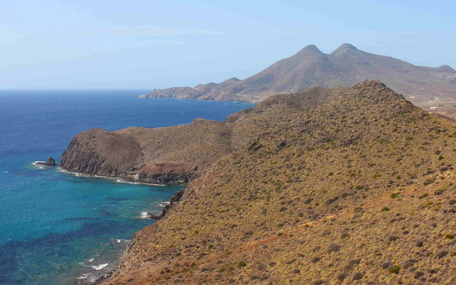 Costa volcánica entre La Isleta del Moro y Rodalquilar desde el mirador de la Amatista