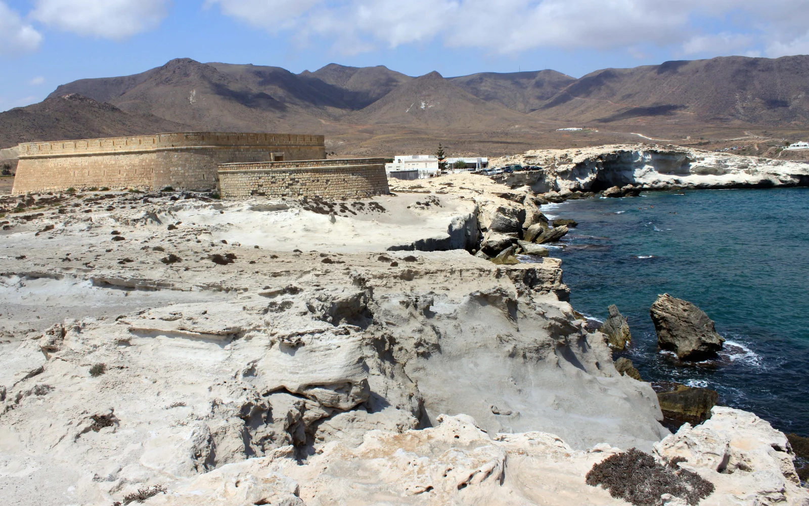 Castillo de San Felipe junto a la costa de la playa del Arco