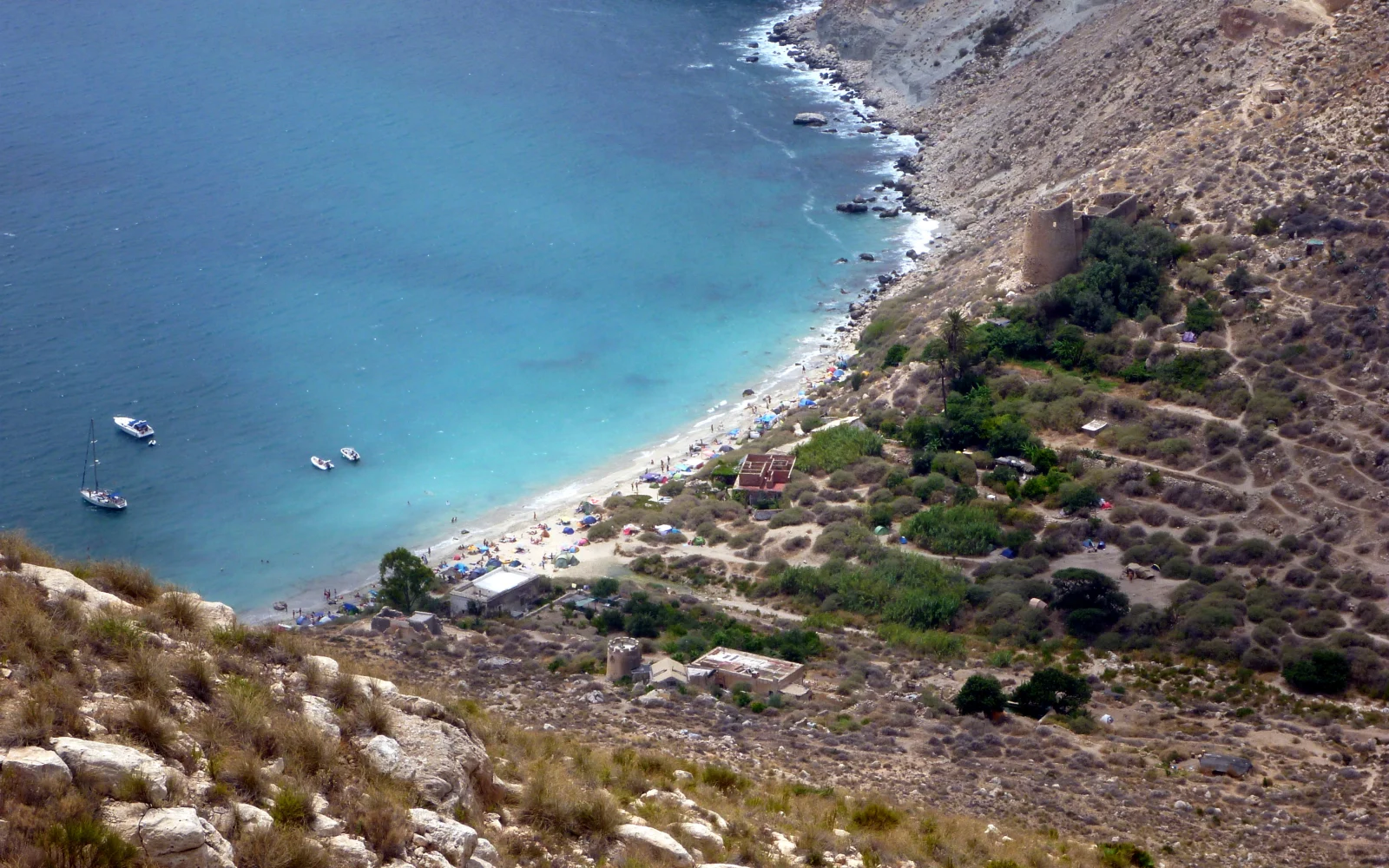 Vista de Cala de San Pedro desde el sendero que continúa hacia Agua Amarga