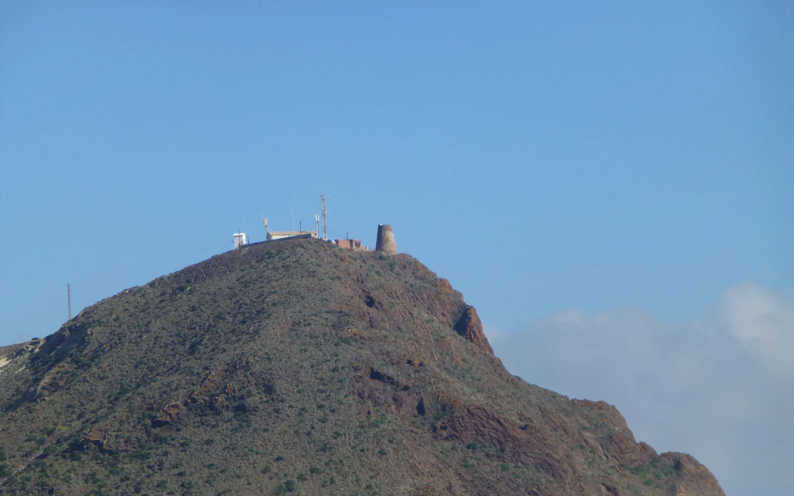 Torre de la Vela Blanca sobre la costa del parque natural